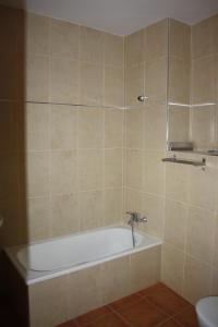 bagno con vasca e lavandino di Apartamentos Turisticos Rurales El Pua a Cazalla de la Sierra