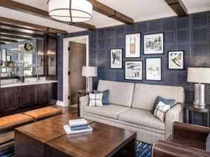 Uma área de estar em Fairmont Chateau Whistler