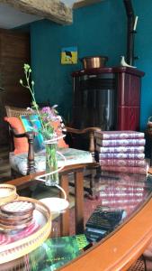 VerdunLe verger d'Aglaé&Michel的带玻璃桌和沙发的客厅