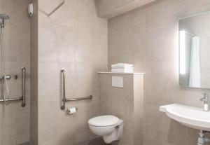 Ένα μπάνιο στο B&B HOTEL Villefranche-sur-Saône Sud +30 φωτογραφίες