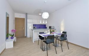 Dapur atau dapur kecil di Amazing Apartment In Rogoznica