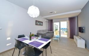 Ruang duduk di Amazing Apartment In Rogoznica