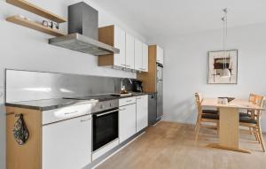 Kuchyň nebo kuchyňský kout v ubytování Gudhjem Søpark Lejl 29