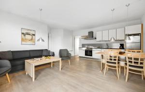 Kuchyň nebo kuchyňský kout v ubytování Gudhjem Søpark Lejl 29