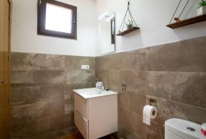 a bathroom with a sink and a toilet at Casa Papi in Zafrilla