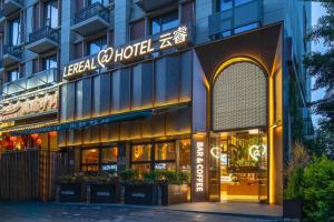 un negozio di fronte a un hotel di Xiamen Airport SM City Plaza Yunrui Hotel a Xiamen