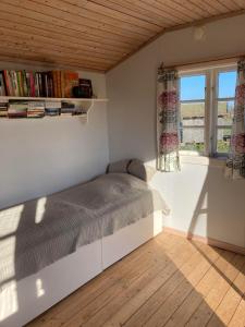 a bedroom with a bed and a window at Beautiful Home In Borgholm With 3 Bedrooms, Sauna And Wifi in Borgholm