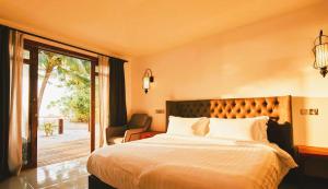Postel nebo postele na pokoji v ubytování Beach Hotel Dhigurah