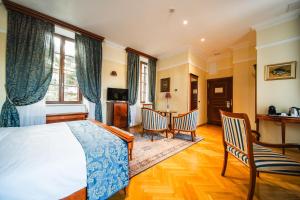 Postel nebo postele na pokoji v ubytování Boutique Hotel Kazbek + 37 fotografií