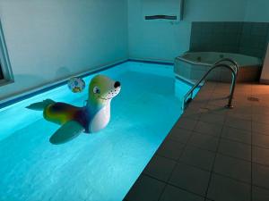 Bazén v ubytování Wonderful, Large Pool Holiday Home, Close To Marielyst Beach nebo v jeho okolí