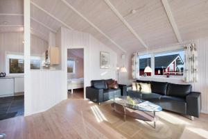 Posezení v ubytování Amazing Home In Rudkøbing With 3 Bedrooms, Sauna And Wifi