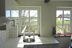 Η κουζίνα ή μικρή κουζίνα στο Awesome Home In Rudkøbing With 2 Bedrooms And Wifi