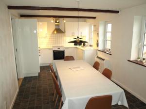 Η κουζίνα ή μικρή κουζίνα στο Awesome Home In Rudkøbing With 2 Bedrooms And Wifi +10 φωτογραφίες