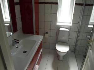 Ένα μπάνιο στο Awesome Home In Rudkøbing With 2 Bedrooms And Wifi