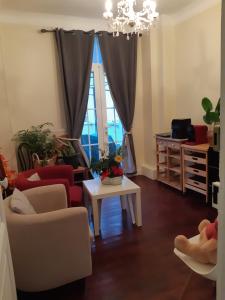 ein Wohnzimmer mit Sofa und Tisch in der Unterkunft 3Chambre calme première étage in Montgeron + 23 Fotos