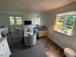 una sala de estar con un sofá y una mesa en Stunning Home In Haderslev With 3 Bedrooms, Internet And Sauna, en Haderslev