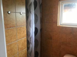 una ducha con cortina de ducha en un baño en Stunning Home In Haderslev With 3 Bedrooms, Internet And Sauna, en Haderslev 32 fotos más
