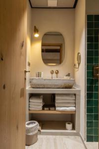 een badkamer met een wastafel en een spiegel bij Casa Collioura & Spa in Collioure +58 foto's