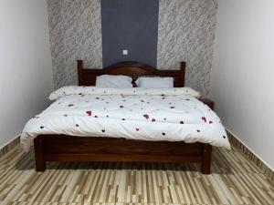 Schlafzimmer mit einem Bett mit roten Herzen in der Unterkunft Nice Apartment in KIBAGABAGA in Kigali
