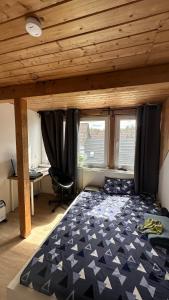 Postel nebo postele na pokoji v ubytování Zentrales Privatzimmer in 3er Wohngemeinschaft