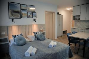 Postel nebo postele na pokoji v ubytování Hotel i Apartamenty Gorzelanny Dźwirzyno