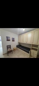 Cette chambre comprend un lit et une chaise. dans l'établissement Home Liuccia, à Palerme
