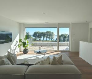 Et sittehjørne på Stylisches Ferienhaus bis 6 Gäste mit einzigartigem Seepanorama