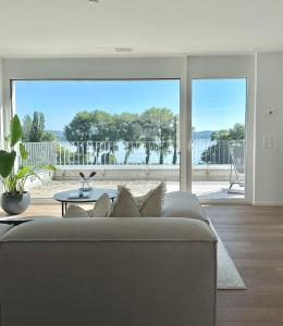 Et sittehjørne på Stylisches Ferienhaus bis 6 Gäste mit einzigartigem Seepanorama