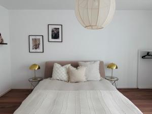 En eller flere senger på et rom på Stylisches Ferienhaus bis 6 Gäste mit einzigartigem Seepanorama