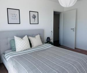 En eller flere senger på et rom på Stylisches Ferienhaus bis 6 Gäste mit einzigartigem Seepanorama