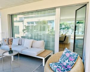 Et sittehjørne på Stylisches Ferienhaus bis 6 Gäste mit einzigartigem Seepanorama