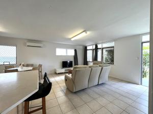 TV a/nebo společenská místnost v ubytování Tropicana Motel
