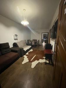 una sala de estar con un sofá y una mesa en Casa de praia com piscina, en Río Grande