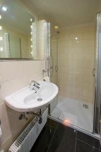 a bathroom with a sink and a shower at Ferienwohnung "Seewind" direkt an der Nordsee in Sankt Peter-Ording