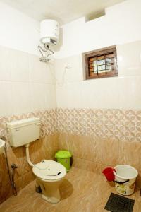 a bathroom with a toilet and a sink at Koonamparayil Home Stay Munnar Anaviratty-Family Only in Anaviratty