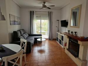 マサロンにあるVilla Caprichoのソファと暖炉のあるリビングルーム