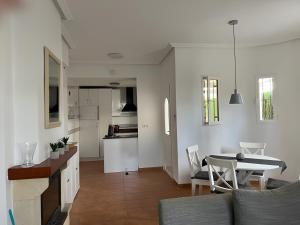 マサロンにあるVilla Caprichoのキッチン、リビングルーム(テーブル、ダイニングルーム付)