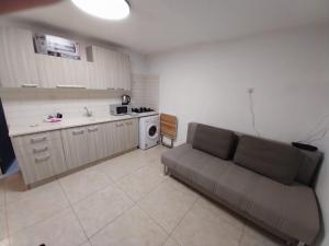a living room with a couch and a kitchen at דירה משפחתית מרווחת in Ashkelon