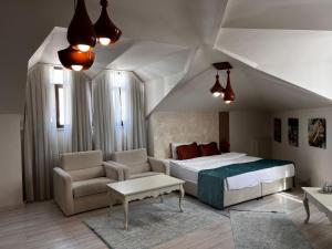 ein Schlafzimmer mit einem Bett, einer Couch und einem Sessel in der Unterkunft Zin D Home Otel Cekmeköy in Istanbul + 49 Fotos