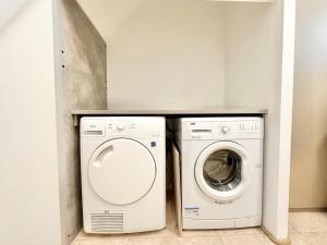 una lavanderia con lavatrice e asciugatrice di Le Ronsard - Élégance - Central a Mont-de-Marsan Altre 10 foto