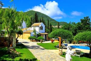 una villa con piscina e una casa di Villa Claire Corfu a Gastouri