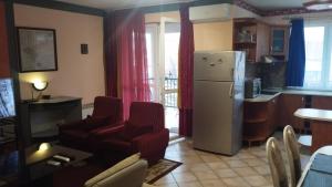 w kuchni i salonie z lodówką w obiekcie Tommy Apartman w Hajduszoboszlo
