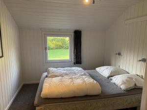 Postel nebo postele na pokoji v ubytování Wonderful, Large Pool Holiday Home, Close To Marielyst Beach + 32 fotografií