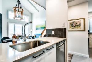 Kuchyň nebo kuchyňský kout v ubytování Amazing Lake Mountain View 5min to Tremblant (6) + 6 fotografií