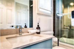 Koupelna v ubytování Amazing Lake Mountain View 5min to Tremblant (6)