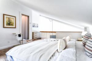 Postel nebo postele na pokoji v ubytování Amazing Lake Mountain View 5min to Tremblant (6)