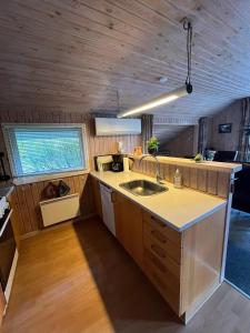 Imagine din galeria proprietății Lovely Holiday Home With Both Spa And Sauna At Nymindegab Plantation în Lønne Hede