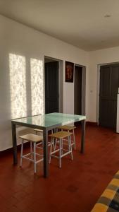 a glass table and chairs in a room at Bel Appartement Fonctionnel,2 grandes chambres separer plus un bz,WI FI,Clim in Digoin
