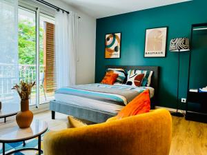 a bedroom with green walls and a bed and a table at Studio-St Pierre centre proche toutes commodités in Saint-Pierre