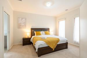 Katil atau katil-katil dalam bilik di Modern Homely House in Clyde +33 gambar